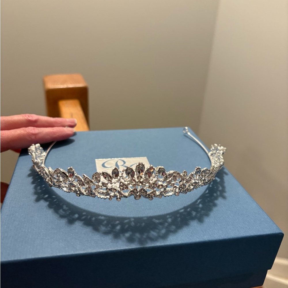 Elegant Silver Tiara with Crystal Accents